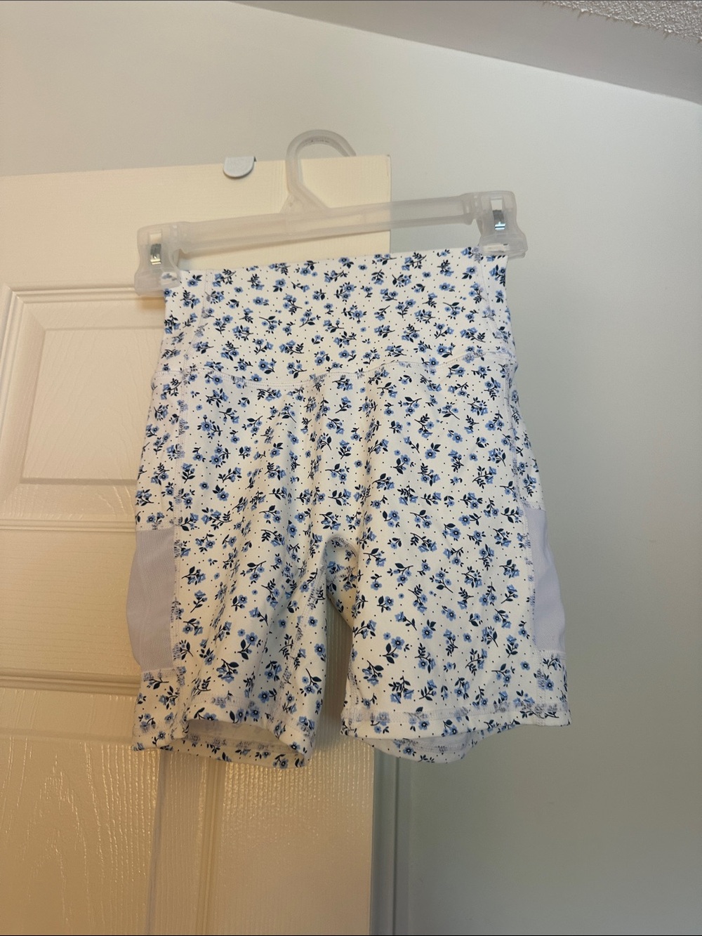 Astoria Activewear Women’s White & Blue Floral Bike Shorts - Small
